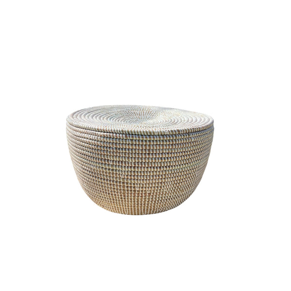Ajoutez une touche d’élégance naturelle à votre intérieur avec ce panier de rangement en paille de riz, entièrement fabriqué à la main au Sénégal.

Pratique et polyvalent, ce panier avec couvercle plat est idéal pour organiser votre quotidien : jouets, oignons, ail, accessoires… tout trouve sa place avec style ! Grâce à son couvercle ajusté, vos affaires restent bien protégées et votre espace toujours rangé.

✅ 100 % fait main
✅ Matière naturelle : paille de riz
✅ Origine : Sénégal
✅ Design sobre, empilable