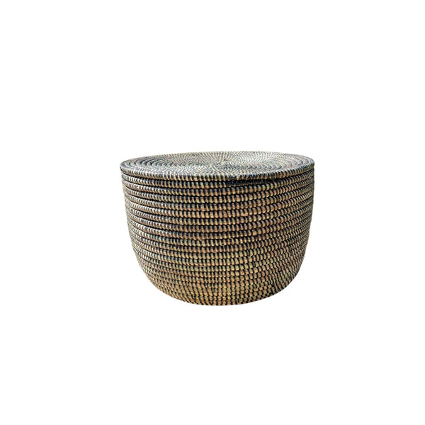 Ajoutez une touche d’élégance naturelle à votre intérieur avec ce panier de rangement en paille de riz, entièrement fabriqué à la main au Sénégal.

Pratique et polyvalent, ce panier avec couvercle plat est idéal pour organiser votre quotidien : jouets, oignons, ail, accessoires… tout trouve sa place avec style ! Grâce à son couvercle ajusté, vos affaires restent bien protégées et votre espace toujours rangé.

✅ 100 % fait main
✅ Matière naturelle : paille de riz
✅ Origine : Sénégal
✅ Design sobre, empilable