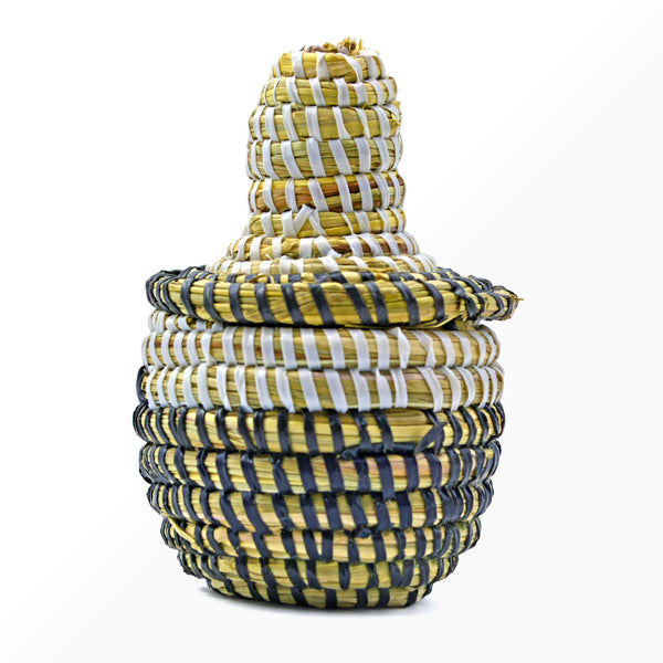 Adorable panier de rangement miniature avec des détails en noir et blanc. Ce panier est fabriqué à la main au Sénégal et peut être utilisé pour le stockage, la décoration ou le cadeau. Ces paniers sont tissés avec de la paille et du plastique recyclé.