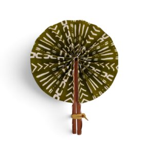 Éventail rond artisanal en tissu vert olive aux motifs géométriques blancs avec manche en simili cuir marron.