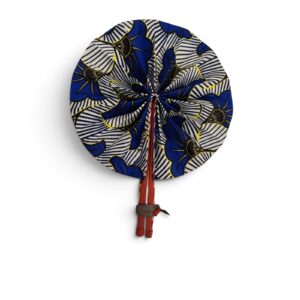 Éventail rond en tissu wax bleu et blanc avec poignées en simili cuir marron, confectionné à la main.
