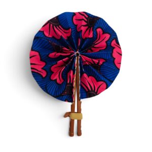 Éventail rond en tissu wax bleu et rose magenta avec poignée en simili cuir marron, confectionné à Dakar.