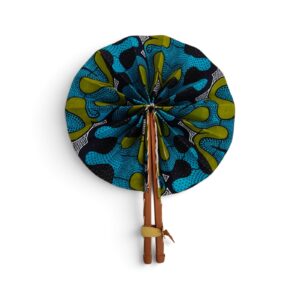 Éventail artisanal Dozeko en tissu wax bleu et vert avec manches en simili cuir marron sur fond blanc.