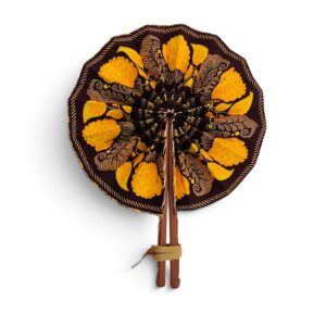 Éventail circulaire Dozeko en tissu wax marron à fleurs jaunes, avec manches en simili cuir marron.