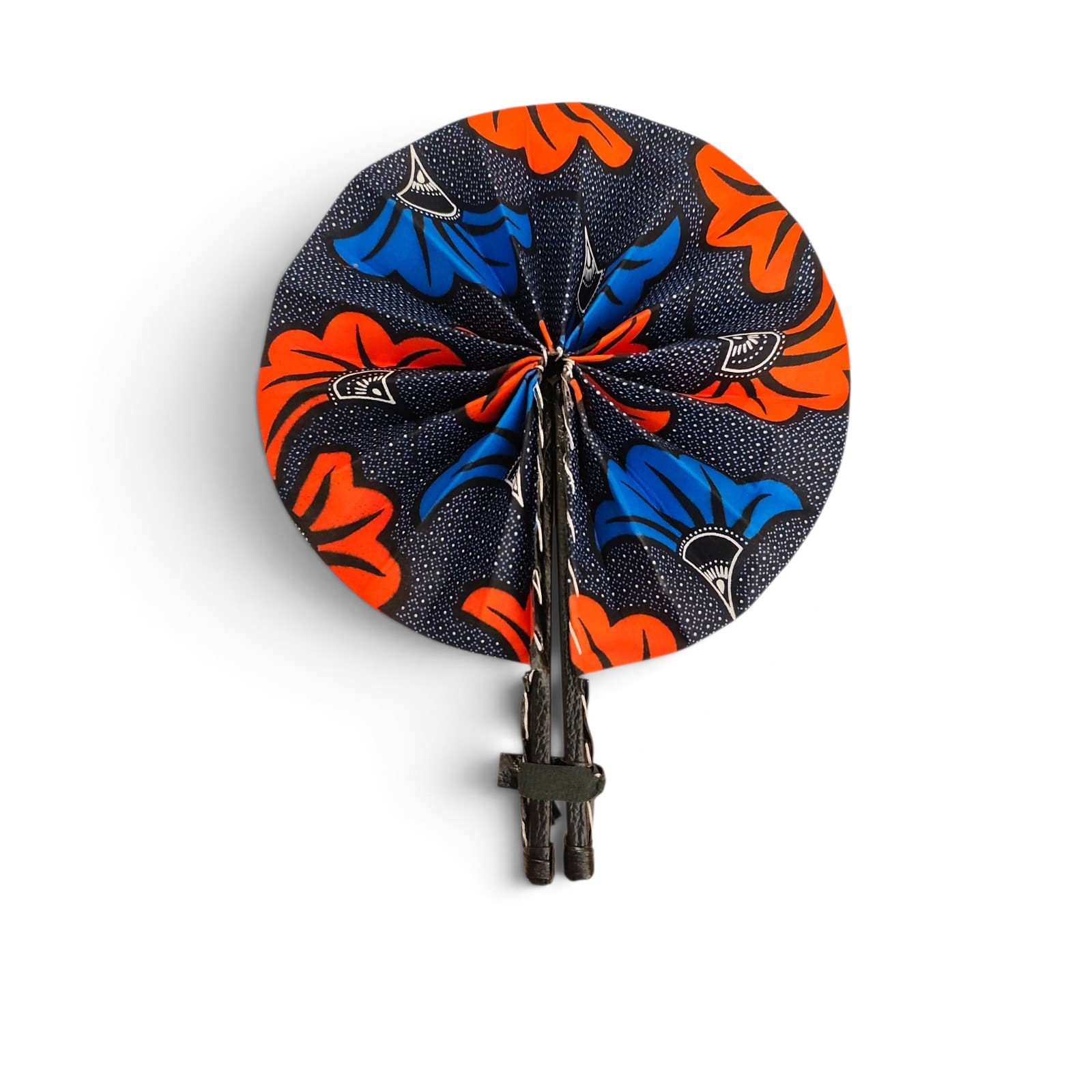 Éventail rond en tissu wax orange et bleu avec manches en simili cuir noir surpiqué blanc, confectionné à Dakar.