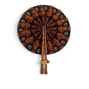 Éventail rond en tissu wax orange et bleu marine avec manche en simili cuir marron, fait main à Dakar.