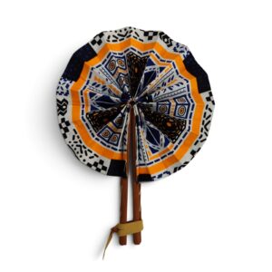 Éventail artisanal rond Dozeko en tissu wax orange et bleu avec manches en simili cuir marron fermé par un cordon.