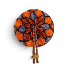 Éventail rond artisanal Dozeko en tissu wax orange et bleu avec manches en simili cuir marron.