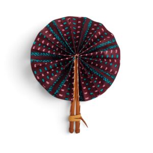 Éventail artisanal en tissu wax prune et turquoise avec manche en simili cuir marron clair, confectionné à Dakar.
