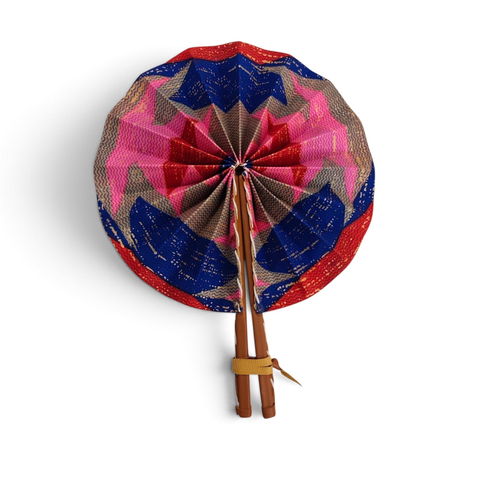 Éventail rond en tissu wax rose, bleu et rouge avec manches en simili cuir marron, confection artisanale Dozeko Dakar.