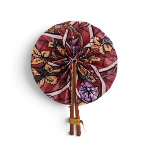 Éventail en tissu wax rouge bordeaux, violet et jaune, avec manches en simili cuir marron et lanière ocre.