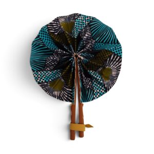 Éventail circulaire Dozeko en tissu wax turquoise et olive avec manches en simili cuir marron et ruban moutarde.