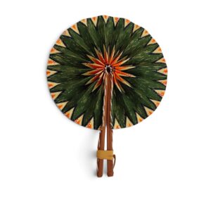 Éventail artisanal Dozeko en tissu wax géométrique vert et orange, doté de manches en simili cuir marron.