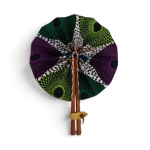 Éventail en tissu wax violet, vert et blanc avec manches en simili cuir marron, confectionné à la main.