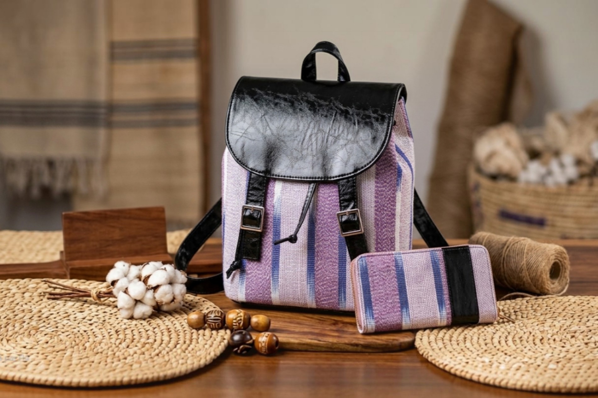 petit sac a dos bourse en cuir noir et tissu tisse mauve avec portefeuille assorti
