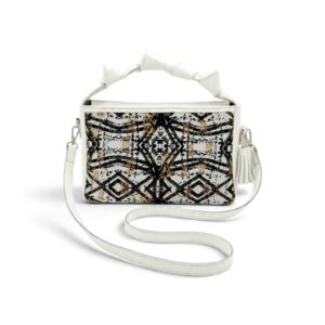 Sac a main rectangulaire Dozeko en cuir blanc avec poignee nouee et panneau central en bogolan noir et dore