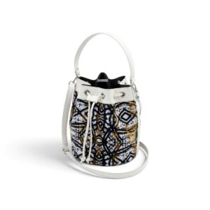 Sac seau artisanal Dozeko modele Sable dOr en cuir blanc fin et bogolan artisanal aux motifs noir et dore sur fond blanc.