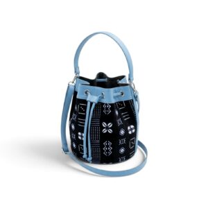 Sac seau artisanal Dozeko en cuir bleu ciel et tissu bogolan noir aux motifs symboliques blancs