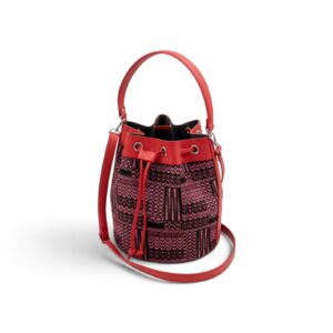 Sac seau artisanal cuir rouge et tissu traditionnel tisse aux motifs geometriques roses et noirs