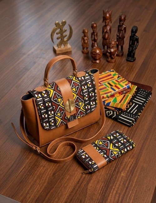 Sac à main en cuir marron et rabat en tissu Bogolan avec portefeuille assorti, créés au Sénégal - Dozeko